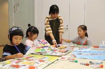 夏休みの宿題をやっつけよう「絵画教室」の様子