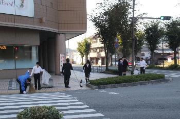 早朝からレントン通り周辺の清掃活動に取り組む企業の方々