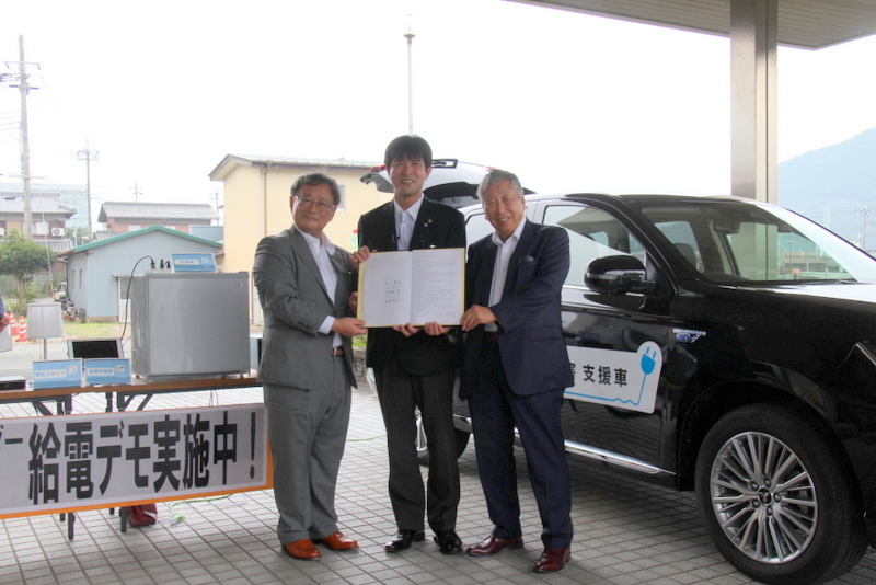 電動車両の前で