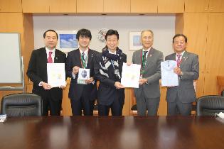 片山市長らから要望書を受け取る西村康稔経済再生担当大臣（写真中央）