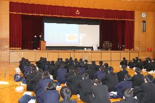 成果報告会で生徒たちが研究内容を発表