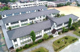 国重要文化財の指定を受ける西脇小学校木造校舎3棟（手前から）