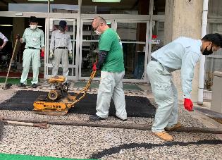 機械を使って段差を埋める工事を行う市職員