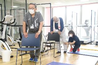 健幸運動教室にこでは、スタッフが運動をサポート