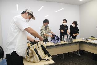 ビームスの社員らが播州織の新製品を確認