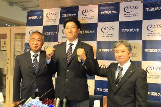 ドラフト指名を受けて会見する翁田大勢投手（中央）（写真提供＝多可町）