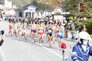 県高校駅伝大会で勢いよくスタートを切る西脇工業高校女子チームら