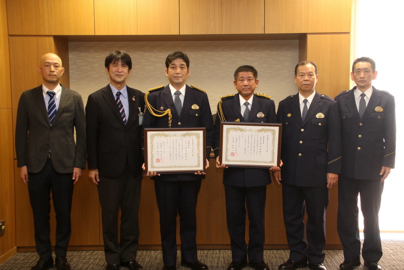 西脇多可のまもり賞の受賞者を囲んで