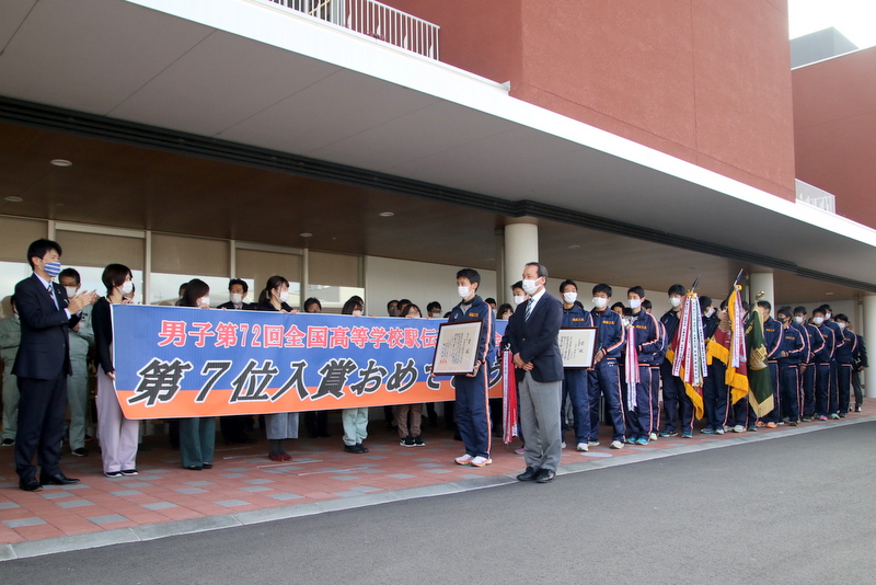 西脇工業高校陸上部男子の皆さんをお出迎え