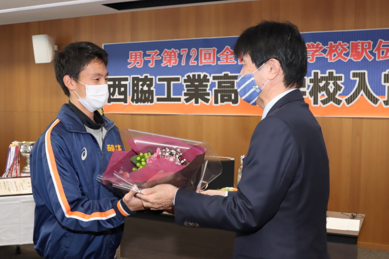 主将への花束贈呈