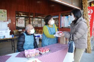 西脇市産イチゴを使ったスイーツをPR