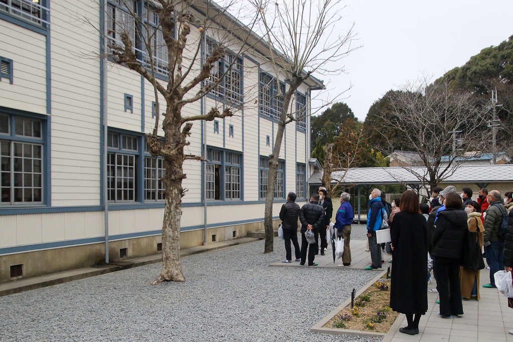 西脇小学校の校舎見学会の様子