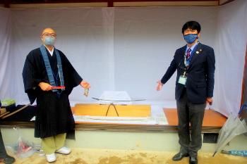 市長、宝刀「獅子王」の写し刀の前で撮影