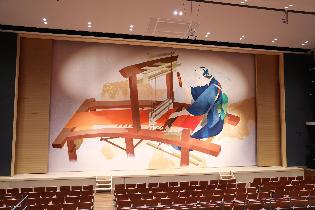 旧市民会館から歴史を受け継ぐ文化芸術拠点「オリナスホール」の緞帳