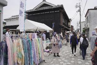 播州織の生地を求め、多くの人でにぎわう「播州織産地博覧会」