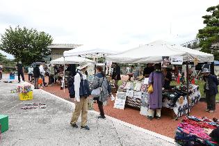 JR加古川線を利用した来場者でにぎわった「リバーサイド楽市」