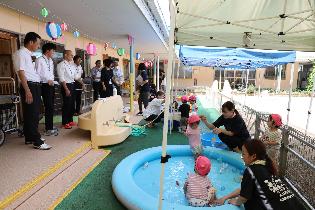 学びをスムーズにつなげるため、園小 の教諭が互いの教育現場を見学