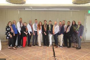 徳平さんがデザインを手がけたストー ルを身に付ける役員の皆さん