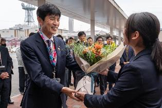4期目が始まり、初登庁する片山市長