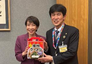 高市早苗内閣総理大臣（左）を訪れ、 要望活動を行い、播州ラーメンもPR