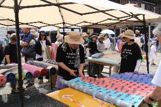 色鮮やかの播州織の生地が並ぶの中、 掘り出し物探しを楽しみます