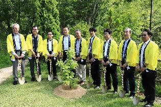 本宮市のプリンス・ウィリアムズ・パー クでの加盟9市町村による記念植樹