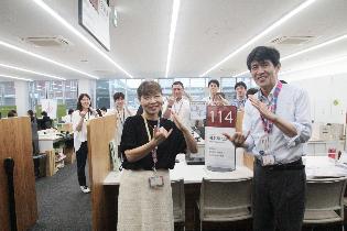 「家族」を表す手話をする片山市長と 社会福祉課の職員