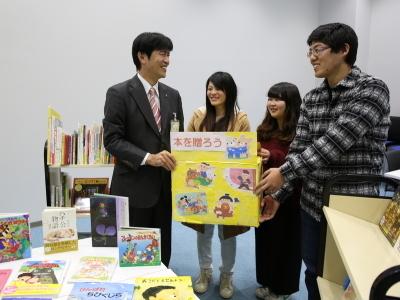 29年2月18日新成人による本の寄贈