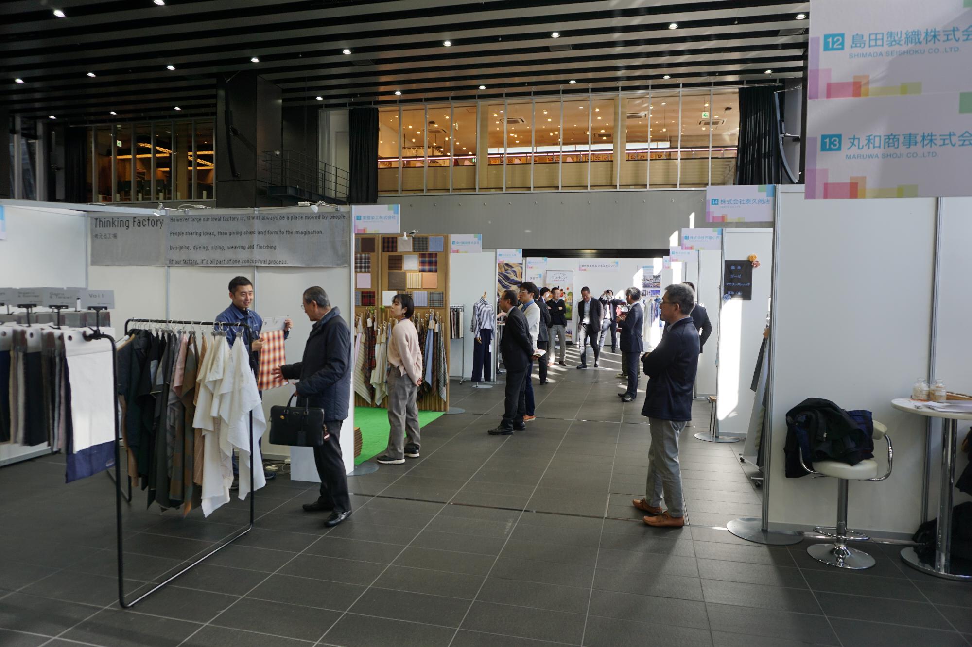 播州織総合素材展の様子