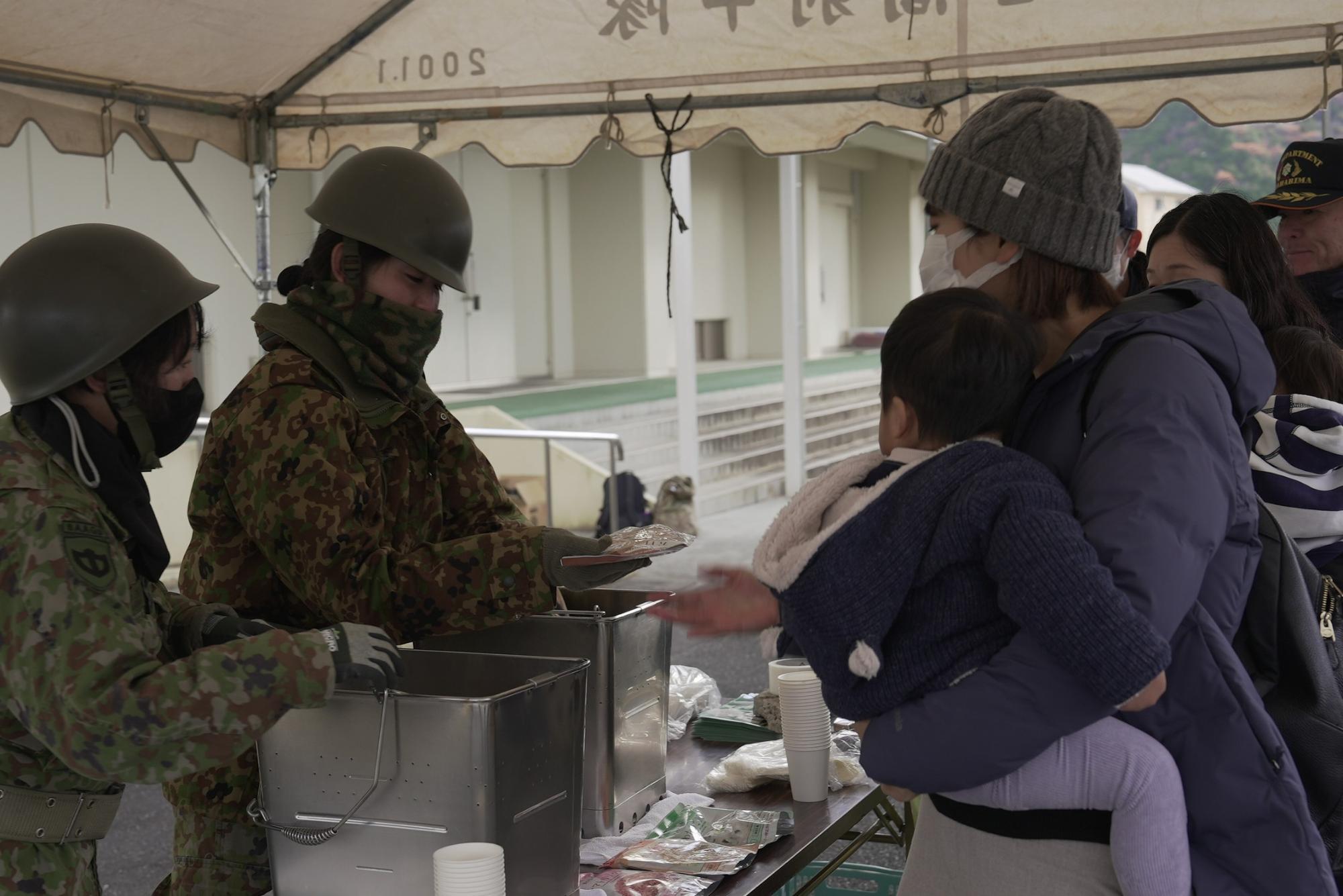 自衛隊による保存食の試食