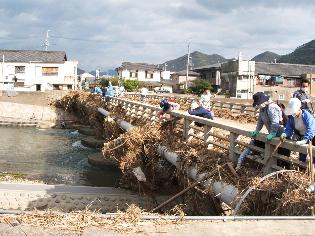 平成16年の台風23号により流木や土砂 が引っ掛かった由縁橋（西脇）