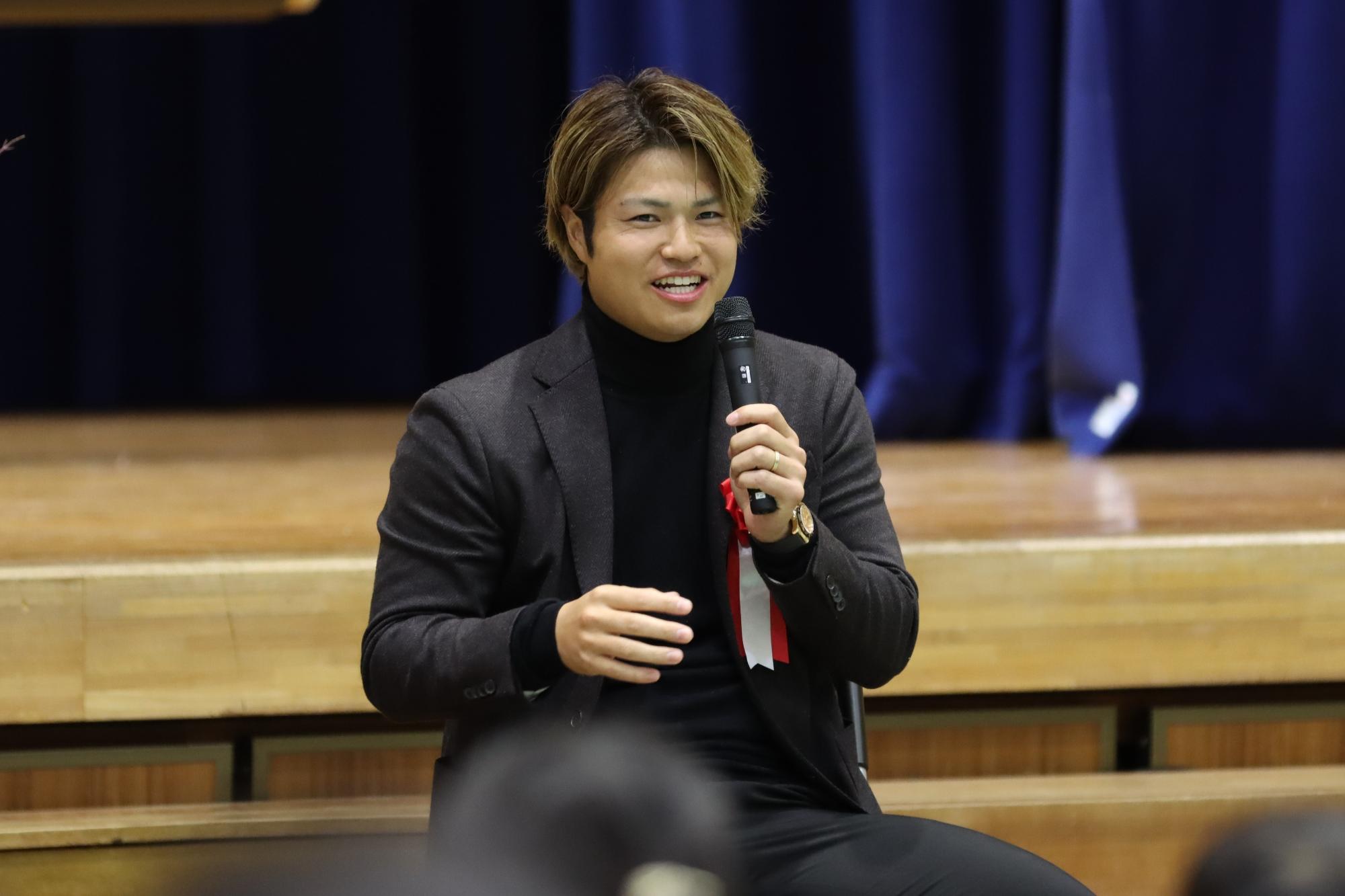 卒業生の甲斐野投手