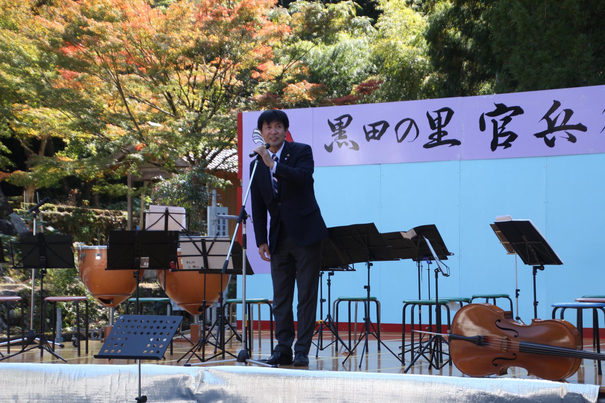 官兵衛まつりのステージであいさつをする片山市長