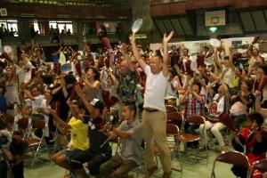 市内のパブリックビューイング会場にて、勝利の瞬間