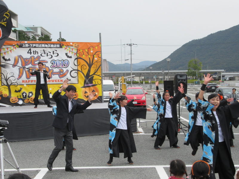 ステージ前で子供たちと踊る片山市長