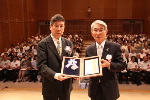 名誉市民顕彰状と名誉市民章などを贈呈