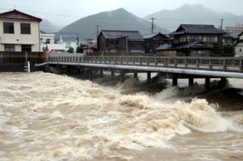 氾濫危険水位に達し、消防団が由縁橋の水門を閉鎖