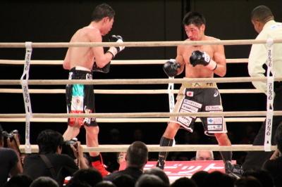 ウーゴ・ルイス選手と対峙する長谷川穂積選手