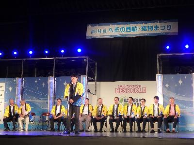 織物まつりであいさつする片山市長