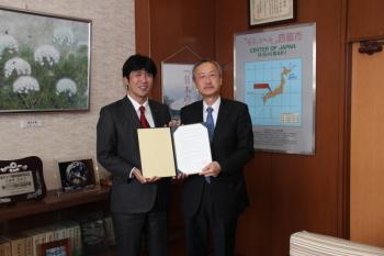 包括協定を締結