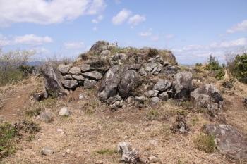 山頂の主郭に築かれた石垣積みの櫓台状の高台