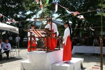 機殿神社で手織機の奉納