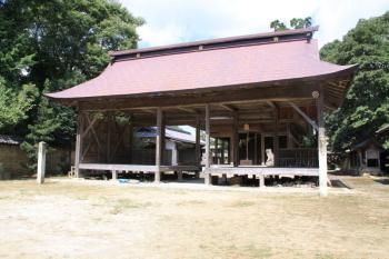 舞台の奥には本殿が建立