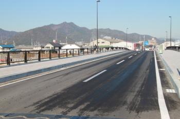 新しい重春橋、歩道がつき大型緊急車両も通行可能に