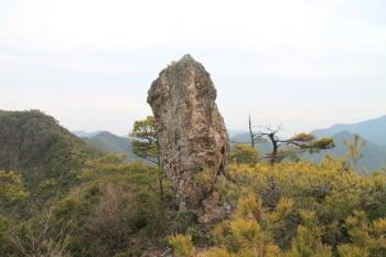 約20度傾いた婆婆岩（高さ5.5メートル、周り6メートル）