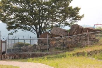 西脇の石舞台古墳「下山古墳」の外観