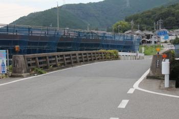 芳田橋、南側には新橋が建設中（平成23年10月現在）