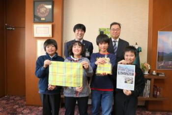 西小タータンランチョンマットをつくった児童ら