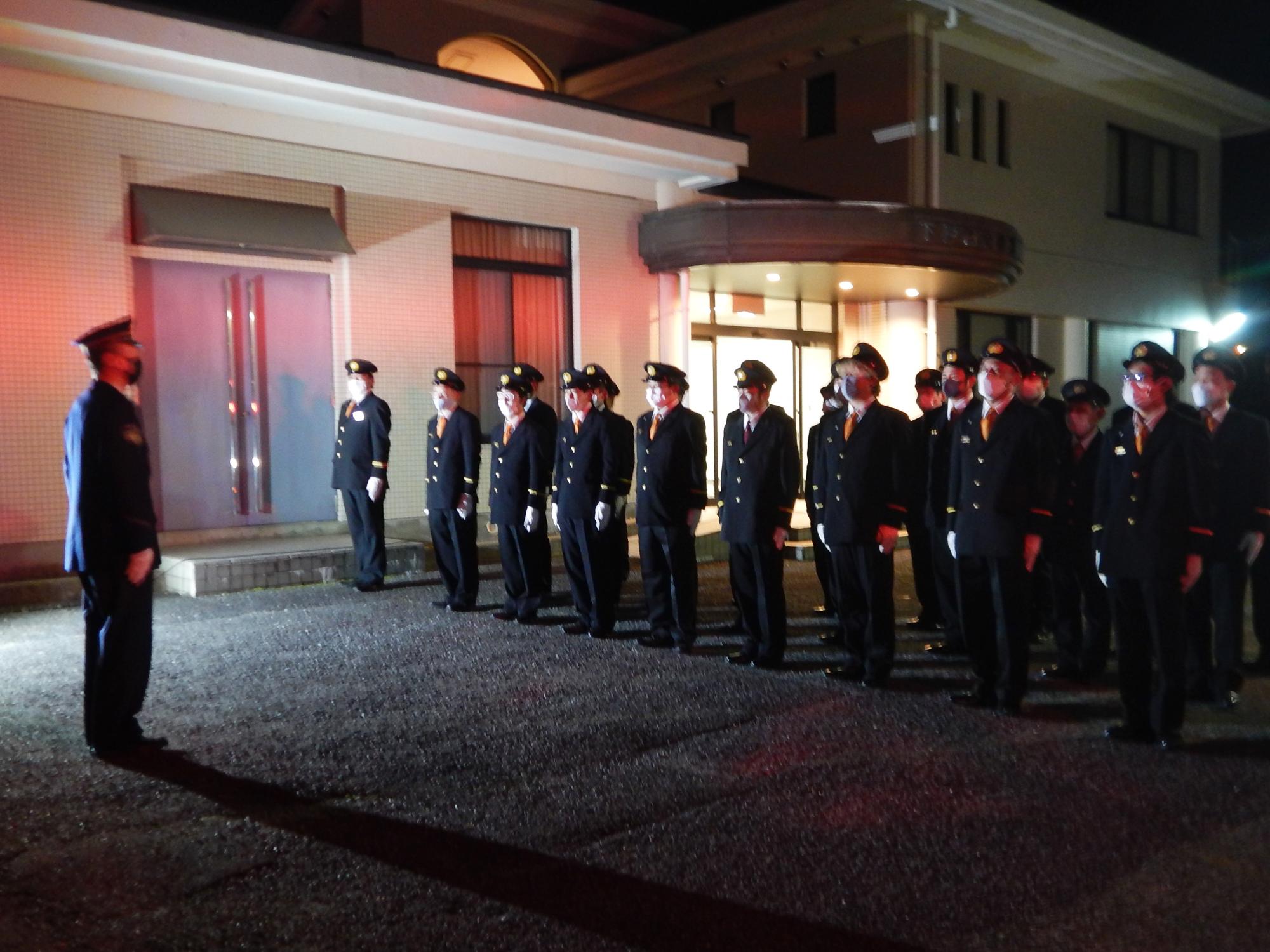 消防団員への激励の様子