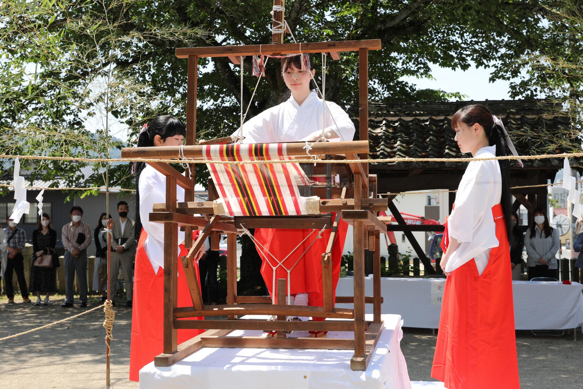 織物感謝祭の様子